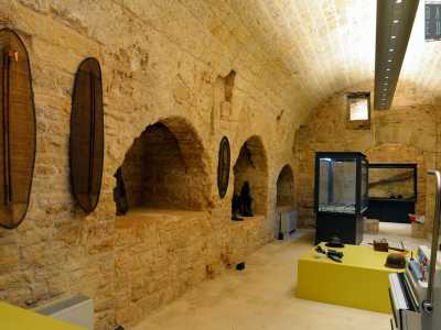 Una volta giunti all�interno del maniero, notiamo come le sale conservino anche altri tipi di oggetti oltre a fucili e pistole